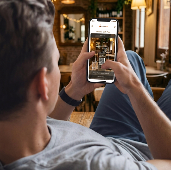 Persona usando la app CoffeeHub en una cafetería