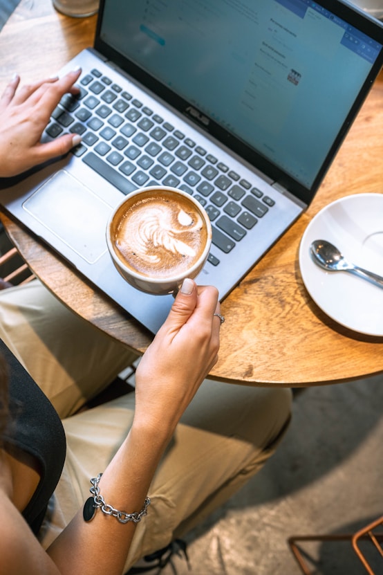 Café y laptop